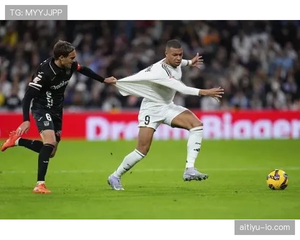 姆巴佩新家后院能开训练营，我客厅里连踢个球都怕砸电视