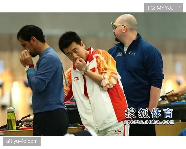 庞伟训练完顺手啃俩馒头，这自律看得我饭都吃不下